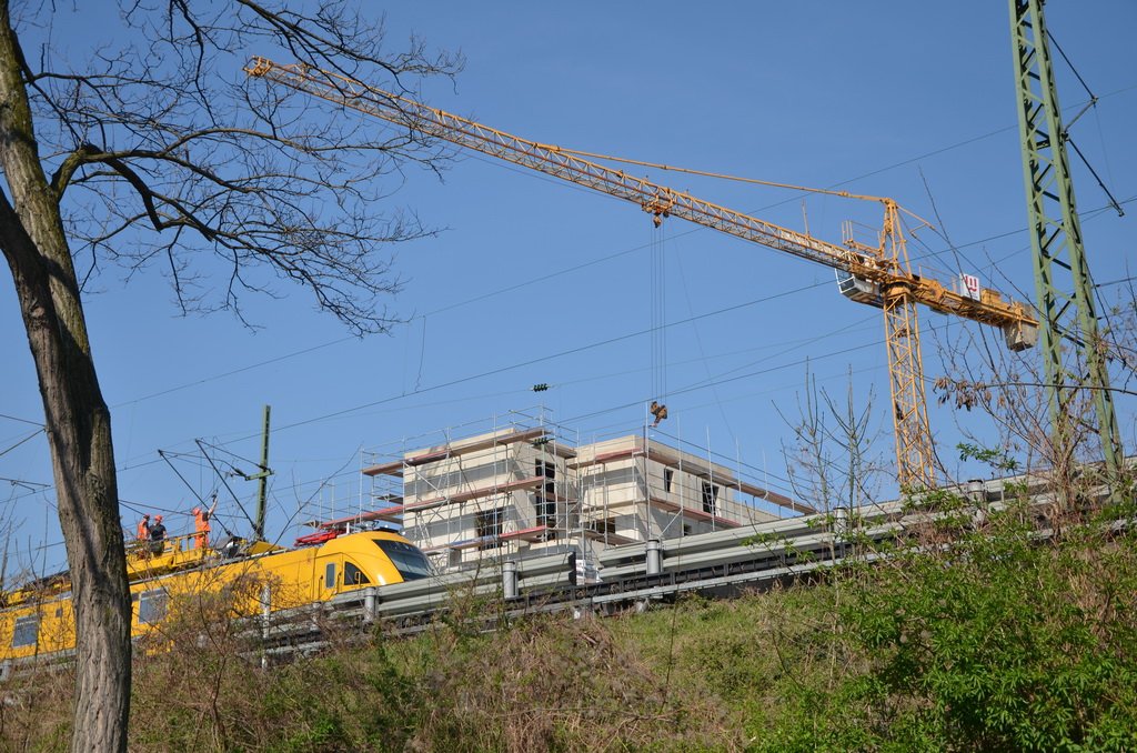 Einsatz BF Koeln Kran beruehrt Oberleitung DB Koeln Gremberg Taunusstr P127.JPG